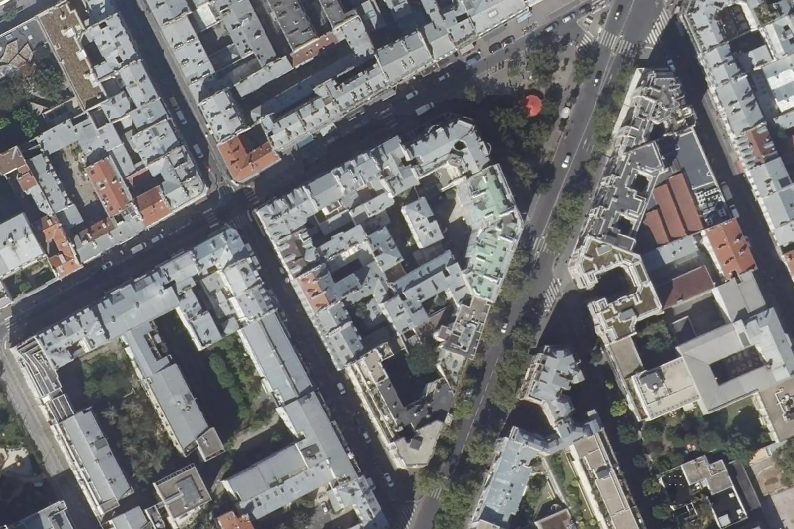 Vue aérienne d’îlots d’immeubles à Paris : façades alignées sur les rues, cours et jardins au cœur des îlots