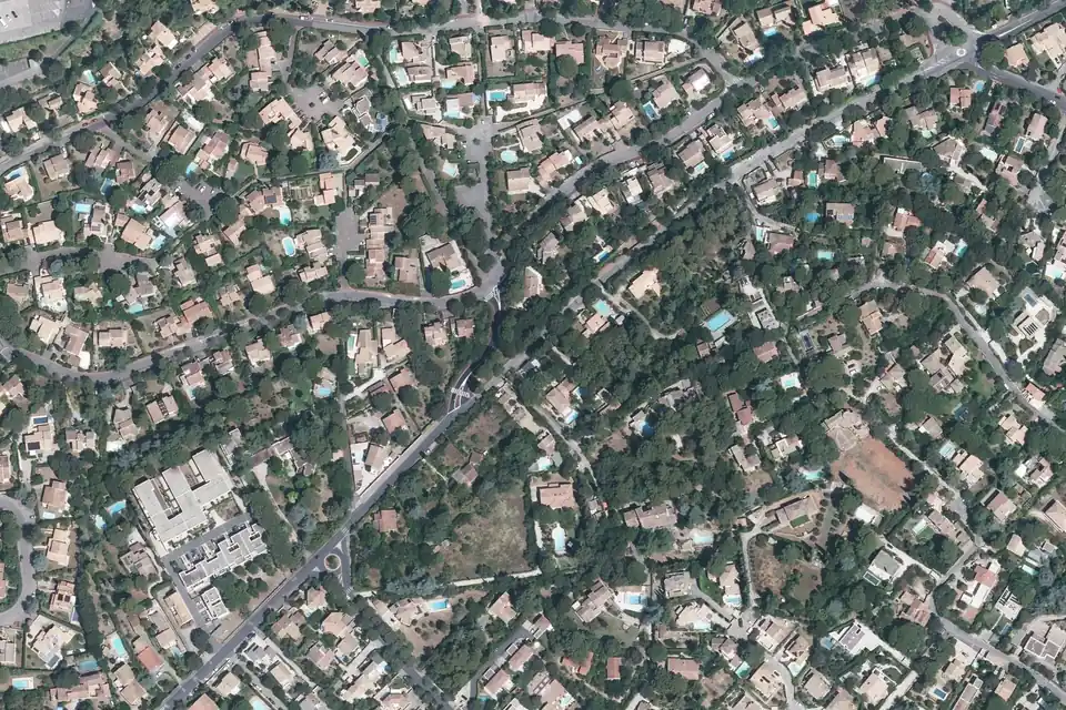 Vue aérienne des maisons et des jardins autour de la rue de l’Aiguelongue, à Montpellier