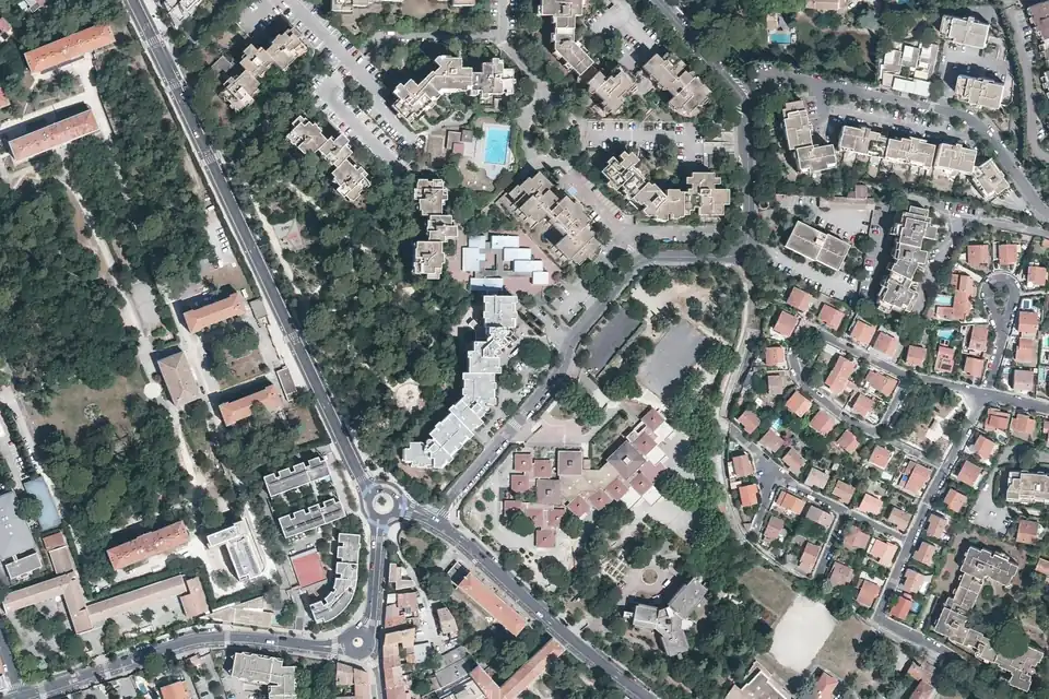 Vue aérienne de la route de Mende, du parc Sainte-Odile et des maisons voisines, à Montpellier