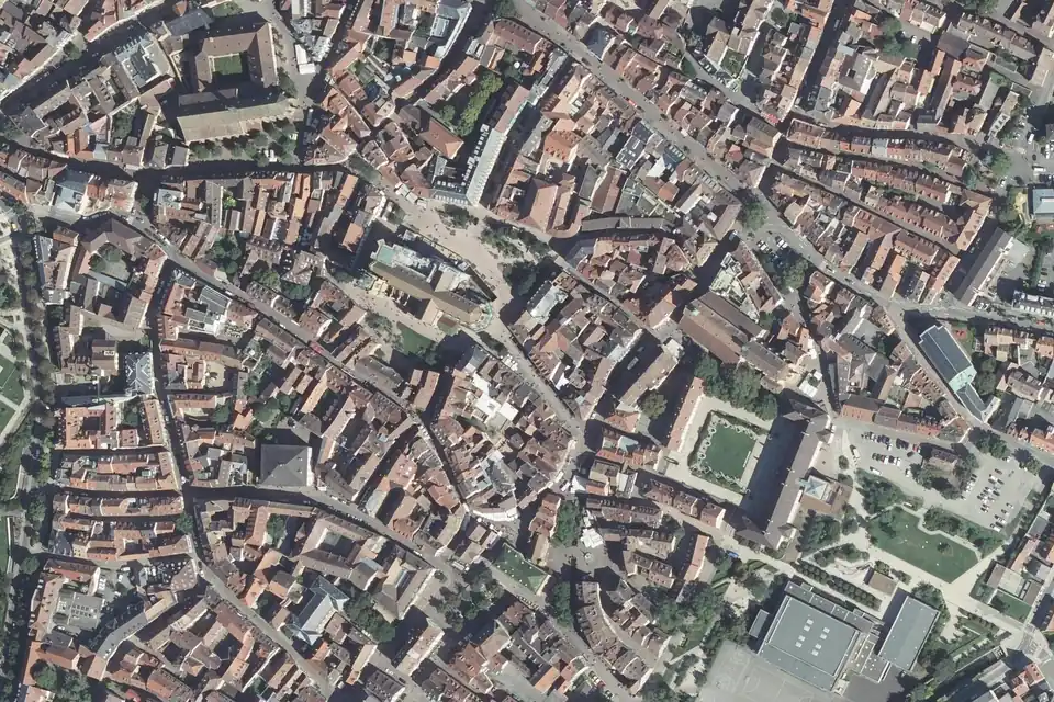 Vue aérienne du Vieux Colmar, ses toits de tuiles et ses places, autour de l’église des Dominicains et de l’Ancienne Douane