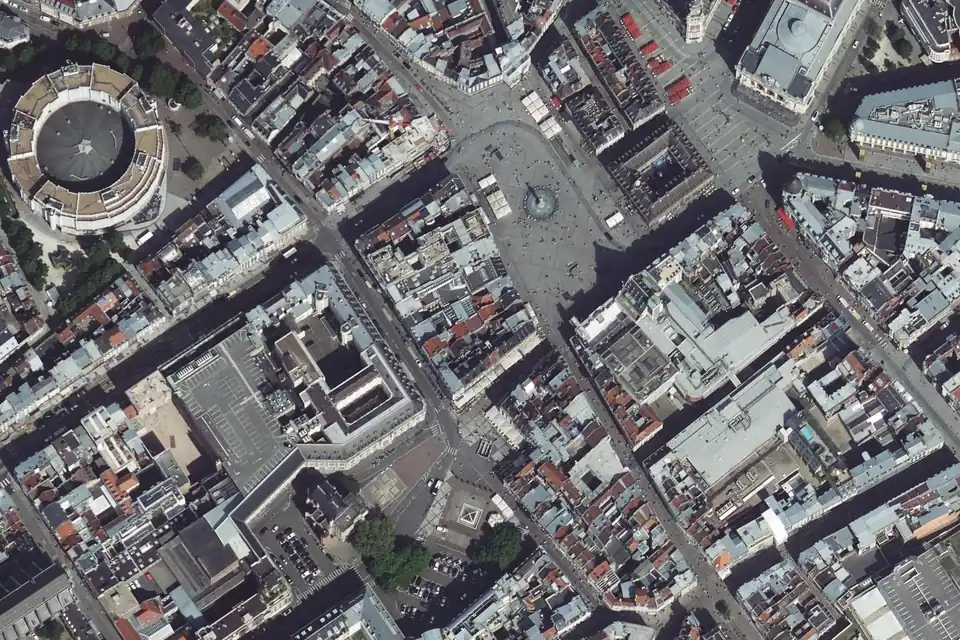 Vue aérienne de la Grand’Place de Lille et de la place Rihour, entourées des façades du Vieux-Lille