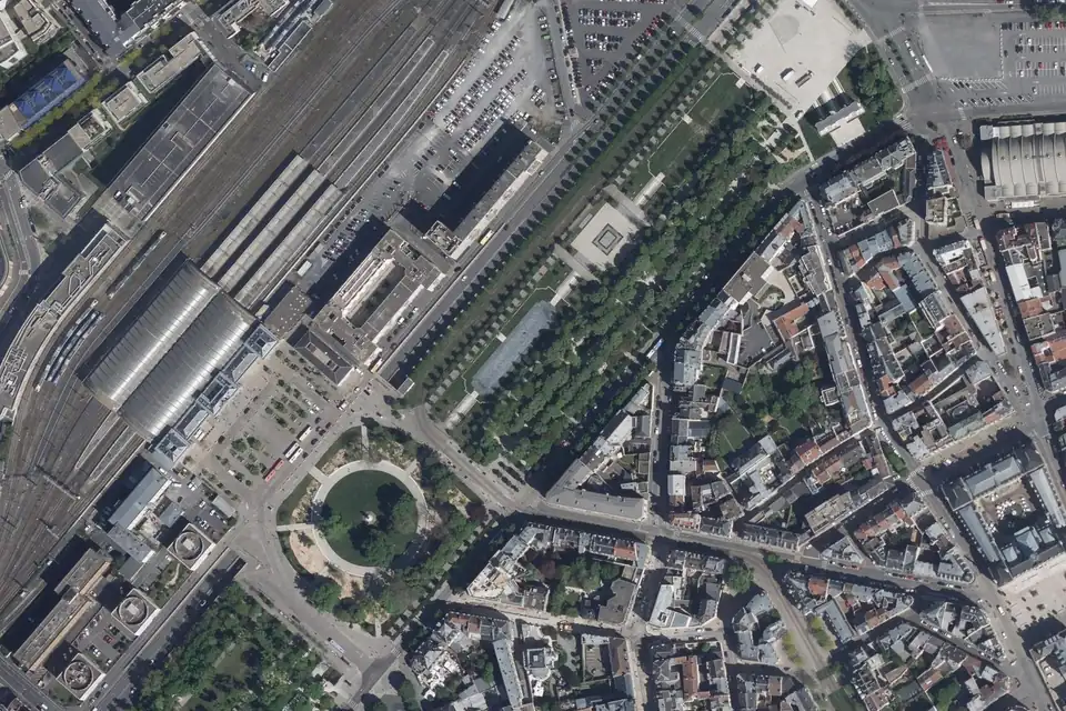 Vue aérienne de la gare de Reims et, à côté, des Hautes-Promenades plantées d’arbres le long du boulevard Foch