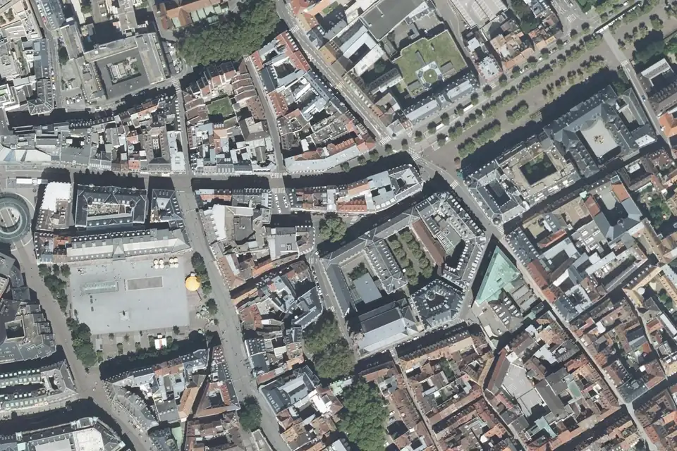 Vue aérienne de la place Kléber, en bas à gauche, et de la place Broglie et ses arbres, en haut à droite, à Strasbourg