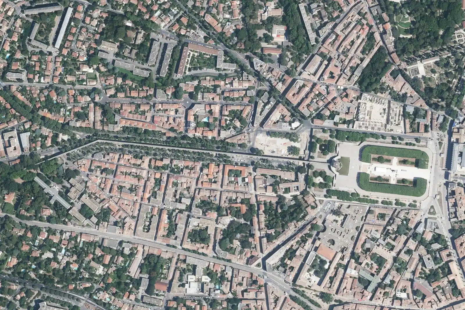 L’aqueduc des Arceaux, de l’ouest jusqu’au Peyrou, à Montpellier, vu du ciel