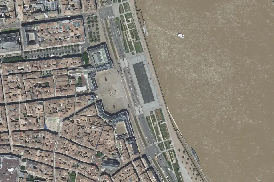 Vue aérienne de la place de la Bourse et du miroir d’eau à Bordeaux, au bord de la Garonne