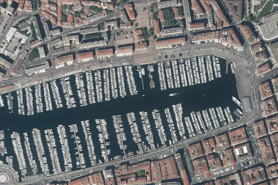 Vue aérienne du Vieux-Port de Marseille, ses quais et ses bateaux alignés