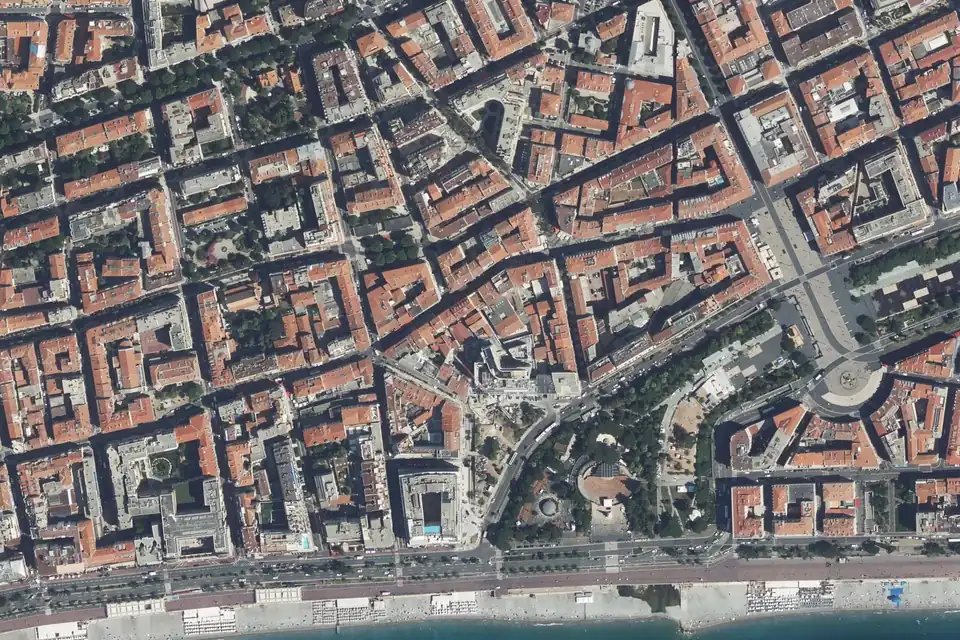 Vue aérienne de la place Masséna à Nice, au cœur de la vieille ville, avec la mer au sud