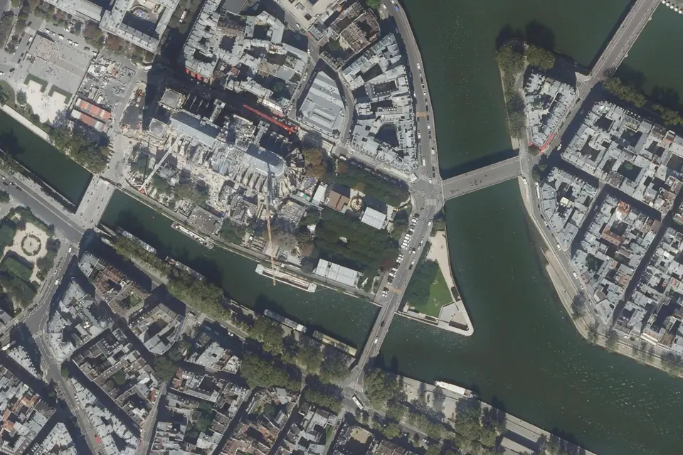 Vue aérienne de l’île de la Cité à Paris : la Seine se partage autour de Notre-Dame