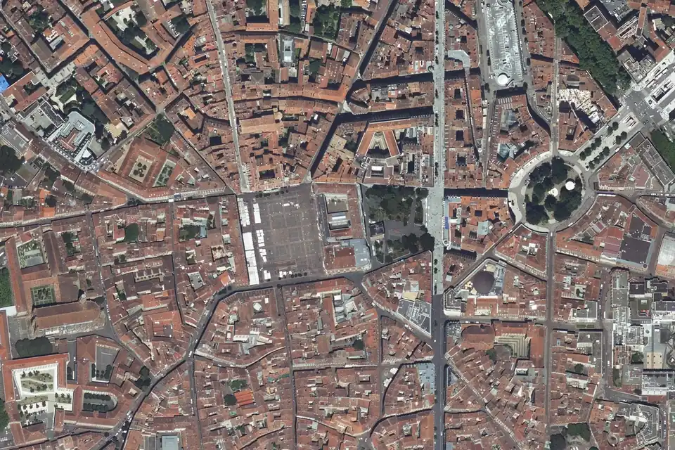Vue aérienne de la place du Capitole à Toulouse et des rues de briques rouges alentour